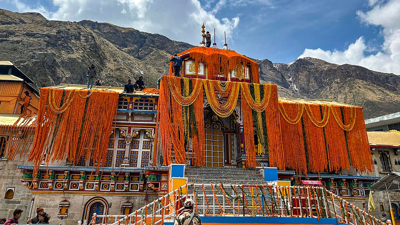 Do Dham Stay Options